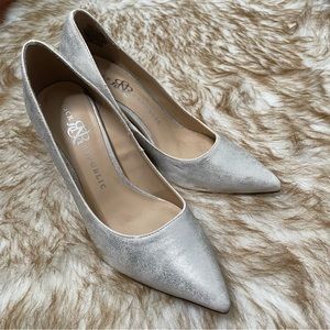 Rock & Republic silver metallic pump